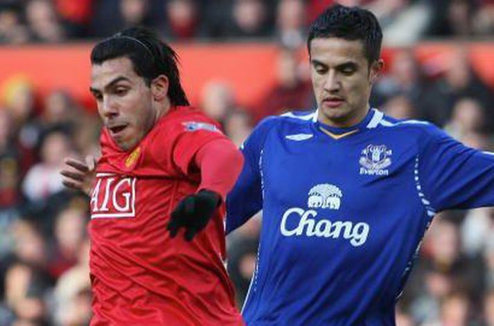 Carlos Tevez og Tim Cahill í baráttunni.