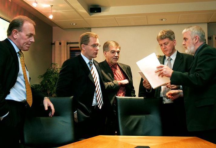 Samkomulagið undirritað. Ingimundur Sigurpálsson, formaður SA, Ari Edwald, framkvæmdastjóri SA, Grétar Þorsteinsson, forseti ASÍ, Hannes G. Sigurðsson, aðstoðarframkvæmdastjóri SA, og Gylfi Arnbjörnsson, framkvæmdastjóri ASÍ, við undirritun í gær.