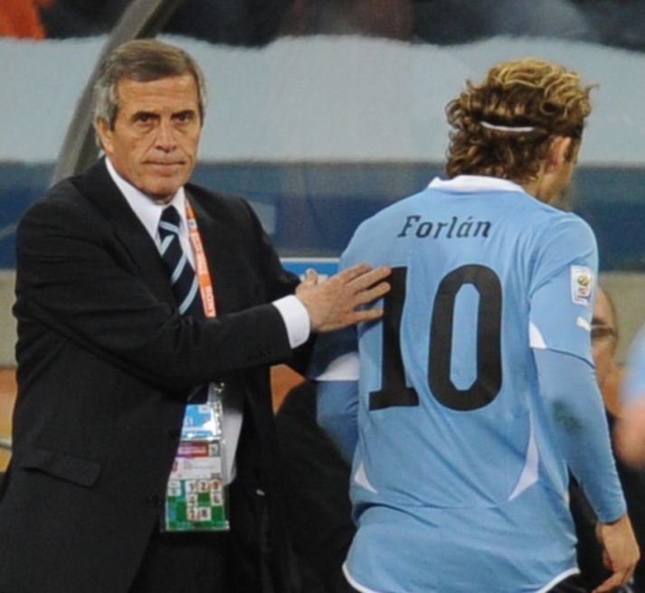 Tabarez tekur Forlán af velli í gær.