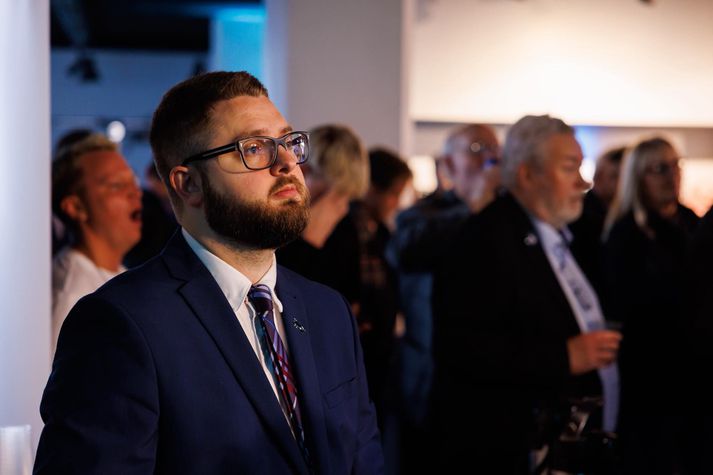 Einar Jóhannes Guðnason er varaþingmaður Miðflokksins og situr í stjórn Freyfaxa, ungliðahreyfingar Miðflokksins í Suðvesturkjördæmi.