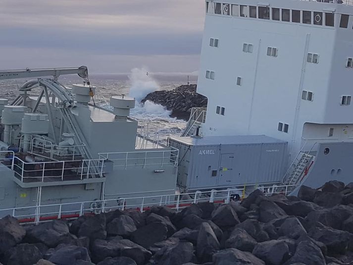 Skipið strandaði aðfararnótt laugardags.