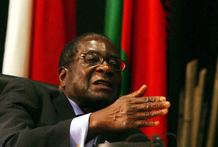 Robert Mugabe, sem var forseti Simbabve í 37 ár, styður ekki fyrrum samherja sína í kosningunum sem fram fara í dag.