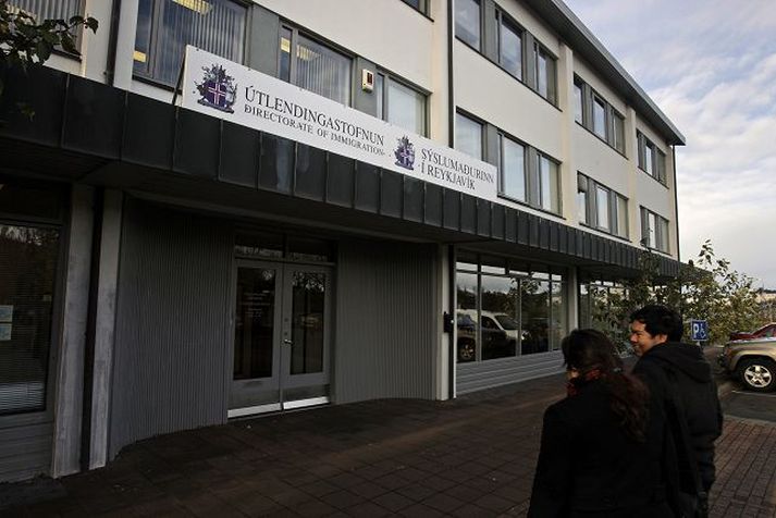 Lögreglustjórinn á höfuðborgarsvæðinu segir liggja óafgreiddar tillögur lögreglu hjá Útlendingastofnun. Starfandi forstjóri hennar vill ekki tjá sig um fjölda mála í vinnslu.