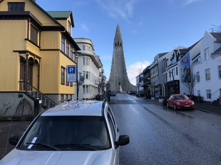 Þó nú sé nóg af stæðum, Reykjavík er orðin hálfgerð draugaborg í kjölfar útbreiðslu kórónuveirunnar, þá halda stöðumælaverðir ótrauðir sínu striki.