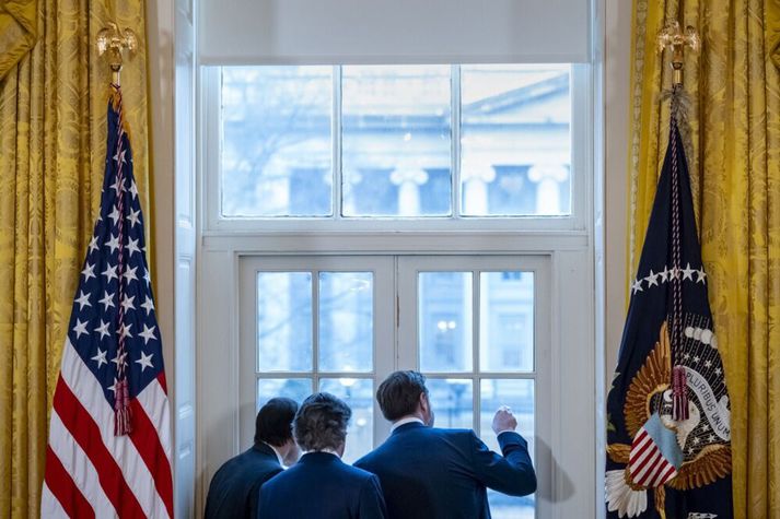 Meðal þeirra sem eiga að hafa rætt möguleikann eru aðstoðarmenn í Hvíta húsinu.