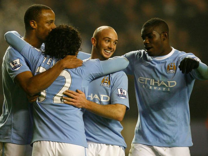 Micah Richards fagnar með félögum sínum í Manchester City.