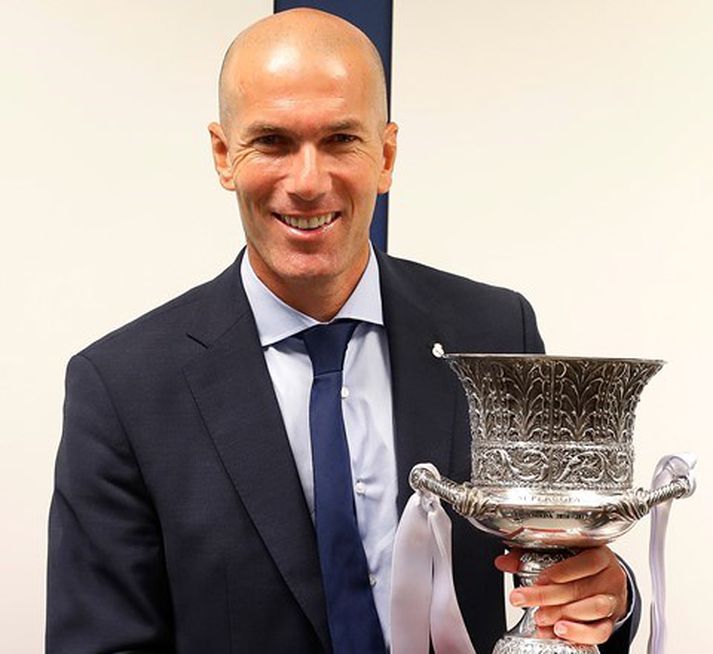 Zidane með spænska Ofurbikarinn.