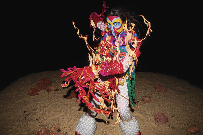 Á yfirlitssýningu Bjarkar Guðmundsdóttur á MoMA-safninu í New York verður meðal annars að finna búning sem Gjörningaklúbburinn gerði fyrir plötuna hennar Volta.