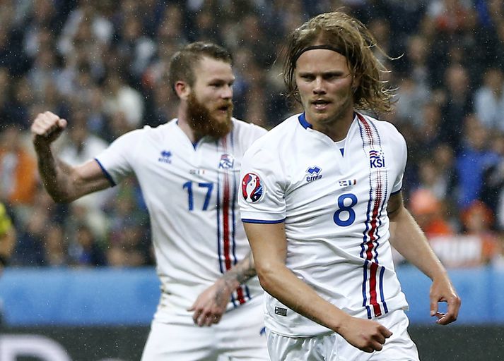 Aron Einar Gunnarsson fyrirliði og Birkir Bjarnason fagna marki þess síðarnefnda í leiknum í kvöld.