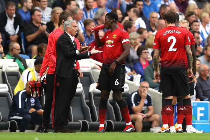 Jose Mourinho ræðir við fyrirliðann Paul Pogba og nokkra aðra leikmenn Manchester United liðsins.