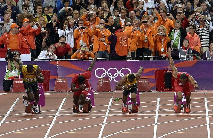 Flaskan lenti fyrir aftan jamaíska hlauparann Yohan Blake, en hann varð annar í hlaupinu. fréttablaðið/ap
