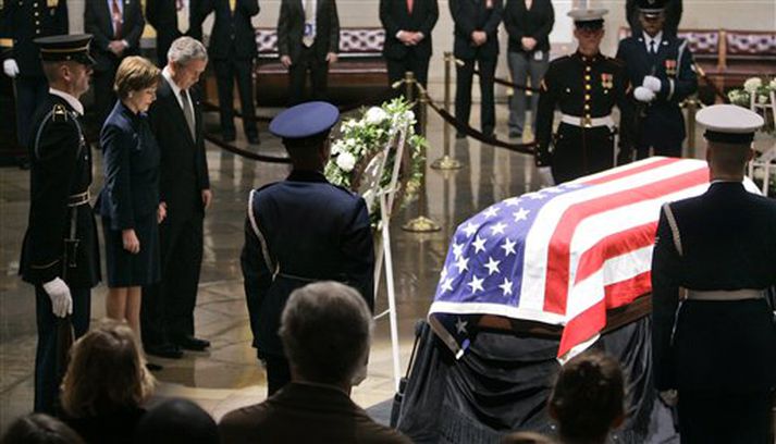 Forsetahjónin George og Laura Bush votta Gerald Ford, fyrrverandi forseta Bandaríkjanna, virðingu sína í þinghúsinu í Washington í gær.