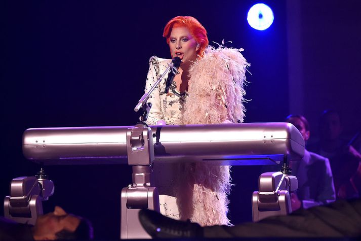 Lady Gaga hlóð í Bowie-syrpu á Grammy-hátíðinni í gær.