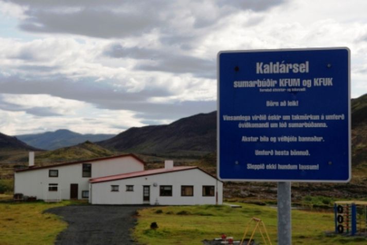 Slökkviliðsmenn telja að dularfulli reykurinn eigi rót sína nálægt Kaldárselinu.