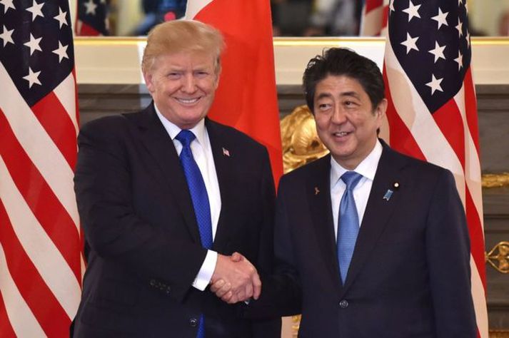 Donald Trump og Shinzo Abe tókust kumpánlega í hendur eftir fund þeirra í gær.