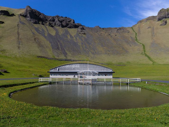 Um þrjátíu manns gista á tjaldsvæðinu í Herjólfsdal þessa verslunarmannahelgina, sem er talsvert færra en það sem vant er.