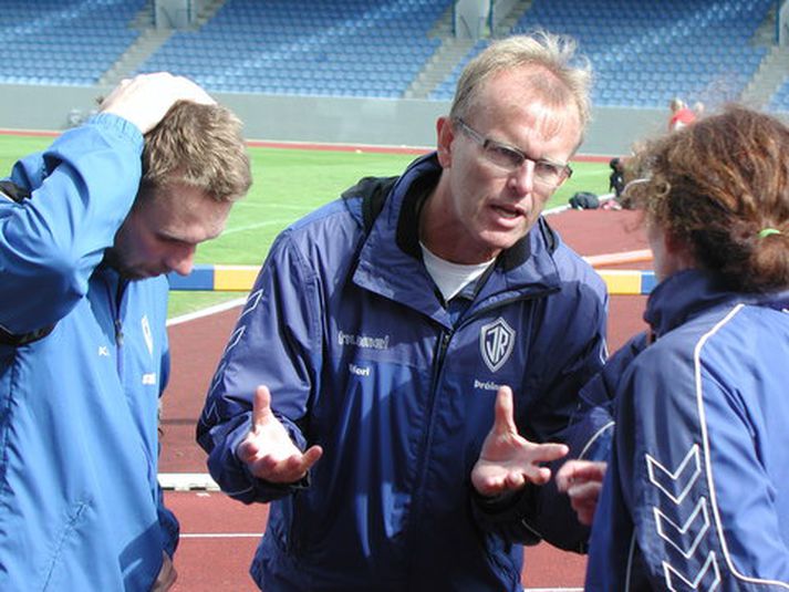 Þráinn Hafsteinsson, yfirþjálfari frjálsíþróttadeildar ÍR, fer yfir málin með sínu fólki í dag.