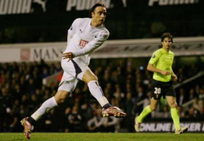 Dimitar Berbatov skorar hér síðara mark sitt á White Hart Lane í kvöld en hann lagði einnig upp þriðja markið