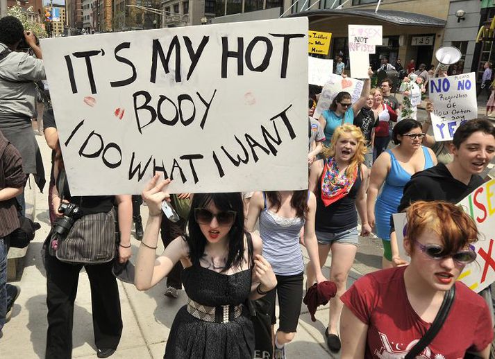 Svonefndar gálugöngur eru farnar víða til að vekja athygli á því vandamáli sem nauðganir eru.Fréttablaðið/ap