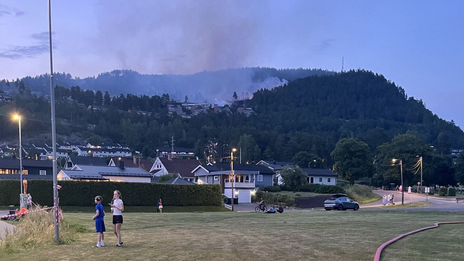 Mörg hundruð manns hafa misst heimili sín í stórbrunanum í Noregi