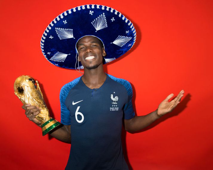 Paul Pogba mætti að sjálfsögðu með fyndinn hatt.