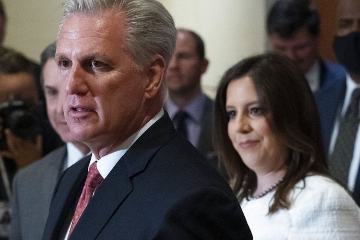 Kevin McCarthy, leiðtogi repúblikana í fulltrúadeild Bandaríkjaþings, með Elise Stefanik, nýkjörnum meðstjóranda hans. Stefanik tók sæti Liz Cheney sem var sett út af sakramentinu fyrir að gagnrýna Trump fyrrverandi forseta og lygar hans um kosningarnar í síðustu viku.