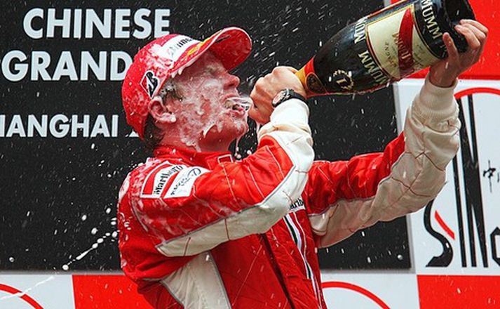 Kimi Raikkönen baðaði sig í kampavíni á verðlaunapallinum eftir keppnina í Kína.