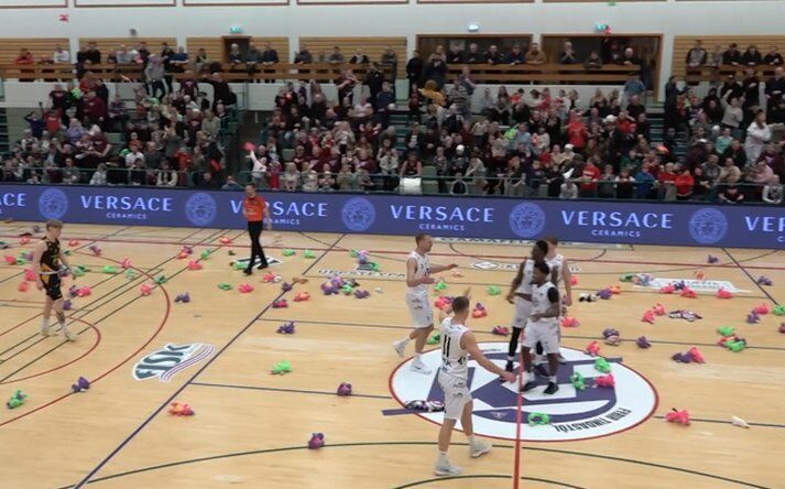 Leikmenn Tindastóls fagna körfunni sem fékk allt Síkið til að henda böngsum inn á völlinn.