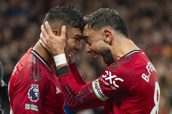 Casemiro og Bruno Fernandes fagna saman marki Manchester United í sigurleiknum á Chelsea.