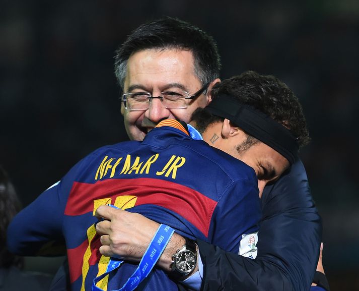 Bartomeu fær hér faðmlag frá Neymar.