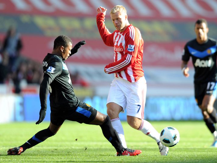 Eiður Smári í leik með Stoke á móti Manchester United.