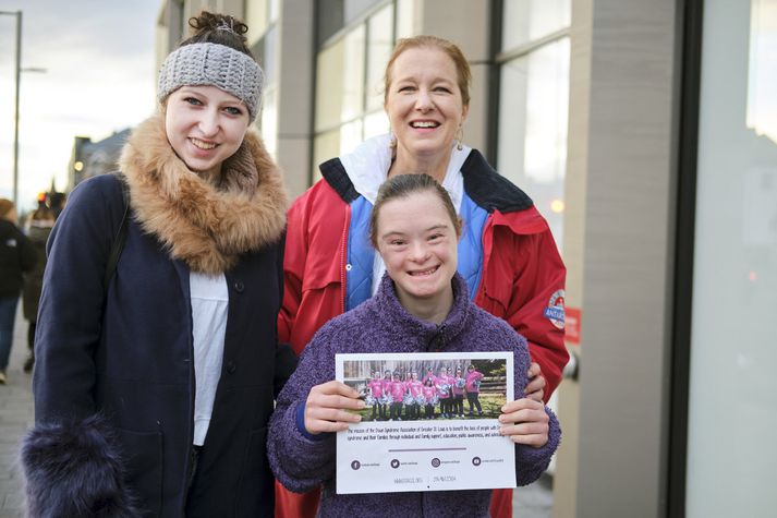 Mæðgurnar Mary Suzanne, Grace og Lily sneru vörn í sókn og ferðuðust til Íslands til þess að dreifa boðskap sínum. 