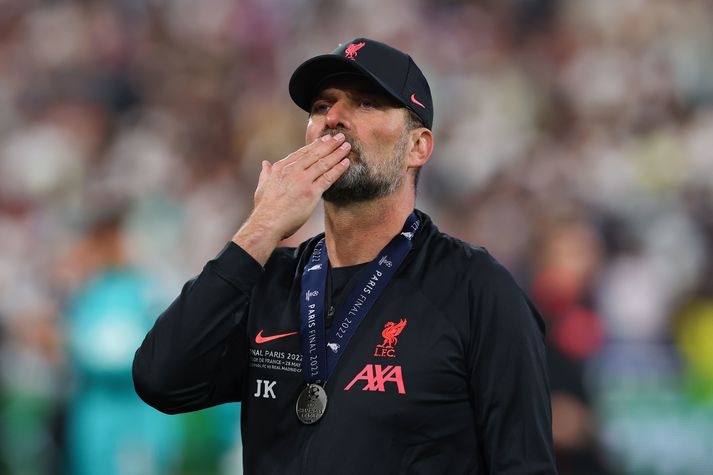 Jurgen Klopp sendir stuðningsmönnum Liverpool fingurkossa.