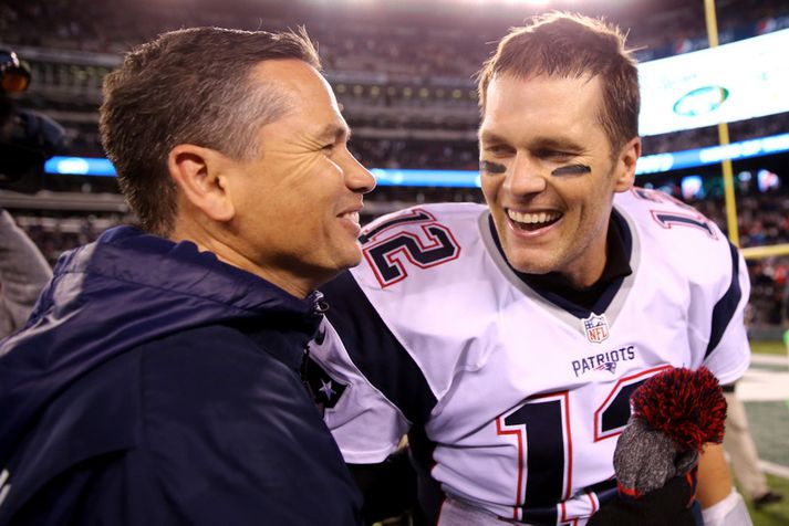 Alex Guerrero og Tom Brady ræða saman eftir einn af fjölmörgum sigurleikjum Patriots.