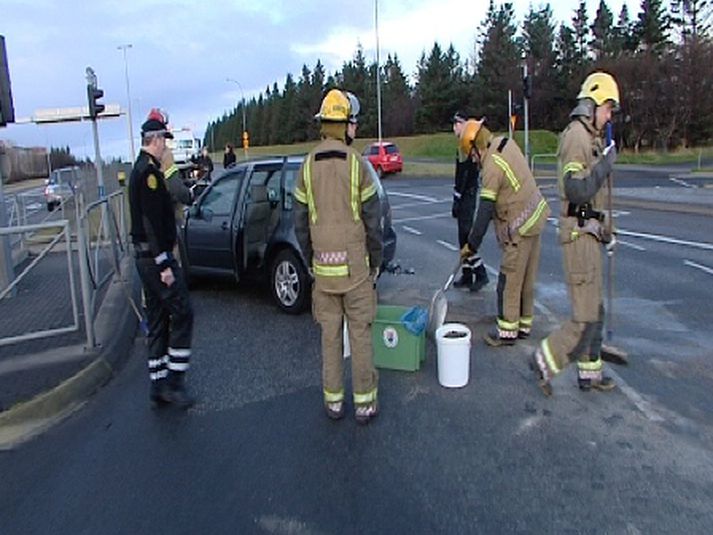 Ekki urðu alvarleg slys á fólk þegar tveir bílar lentu saman á  gatnamótum Miklubrautar og Kringlumýrarbraut í morgun.