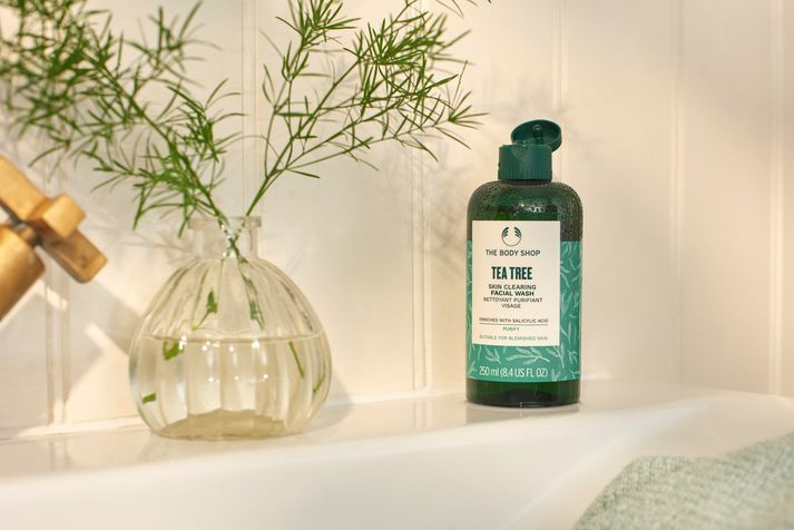 Ný og endurbætt Tea Tree hreinsandi andlitslína er komin í verslanir Body Shop. Vörurnar eru fyrir olíuríka húð og húð sem fær bólur. Tea Tree Face Wash er aðal vara línunnar en hún hefur verið ein af vinsælustu vörum línunnar í heiminum. Flaskan er 250 ml. og kostar 1.990 kr. 