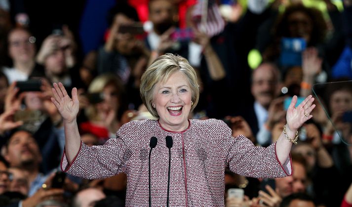 Hillary Clinton á fundi með stuðningsmönnum sínum að kvöldi forkosningadags í New York, þar sem hún sigraði með yfirburðum.