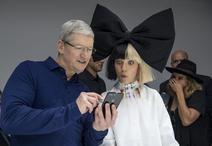 Tim Cook, forstjóri Apple og dansarinn Maddie Ziegler virða fyrir sér iPhone 7 plus.