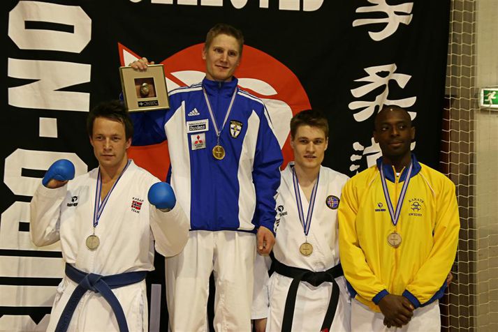 Verðlaunahafar í -75 kg flokki í kumite. Ari Sverrisson er þriðji frá vinstri.