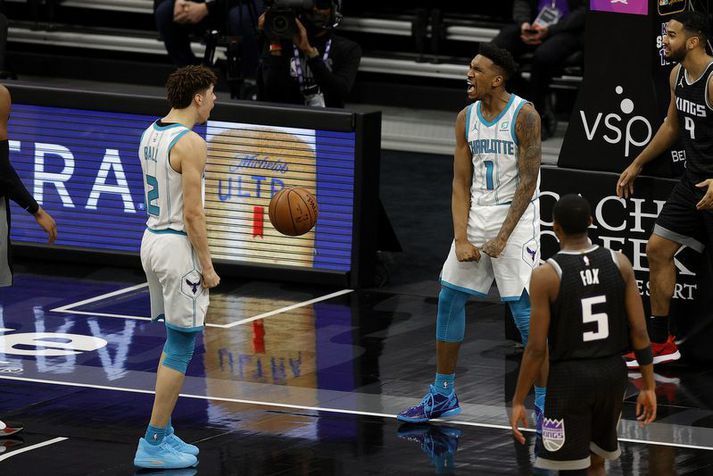 Malik Monk fagnar sigurkörfunni sinni í nótt ásamt liðsfélaga sínum LaMelo Ball hjá Charlotte Hornets.