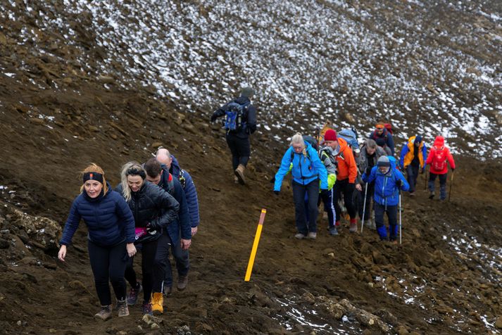 Margir hafa örmagnast við bröttu brekkuna sem fara þarf til að komast að eldgosinu. Lagfæringar hafa verið gerðar þar, 