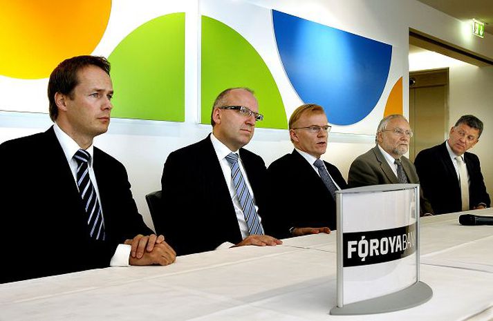 Á kynningu hjá Verði Ragnar Z. Guðjónsson, sparisjóðsstjóri Byrs, Janus Petersen, bankastjóri Føroya banka, Kjartan G. Gunnarsson, stjórnarformaður Varðar, Ásmundur Stefánsson, bankastjóri Landsbankans (NBI) og Guðmundur J. Jónsson, forstjóri Varðar, kynntu aðkomu færeyska bankans að tryggingafélaginu á blaðamannafundi í gær.
