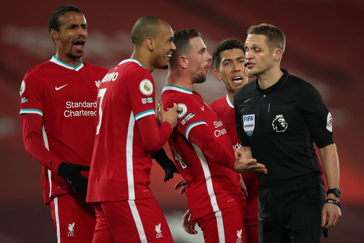 Leikmenn Liverpool hópast að Craig Pawson dómara og eru allt annað en sáttir.