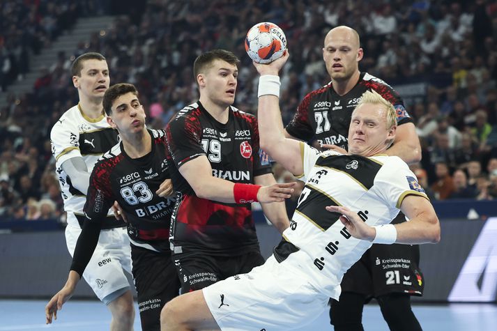 Elvar Örn Jónsson og Arnar Freyr Arnarsson í baráttu við þýska línumanninn Patrick Wiencek í leiknum í dag.