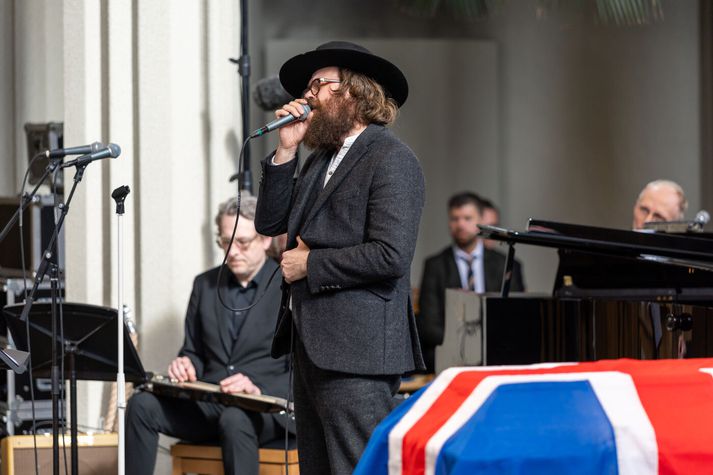 Mugison flutti lagið Minningu, sem hann og Björgvin Halldórsson fluttu saman á sínum tíma, í útför Björgvins.