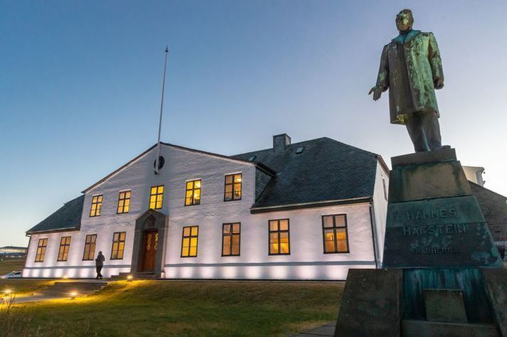Þótt vægi erlendra fjárfesta í innlendum ríkisbréfum sé búið að hækka lítillega að undanförnu – það er enn minna en fyrir faraldurinn þegar það var um 13 prósent – þá er eignarhald þeirra hverfandi í samanburði við önnur vestræn ríki.