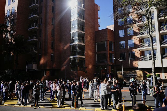 Fólk þusti út á götur úr byggingum eftir að jarðskjálftinn fannst í Bogotá, höfuðborg Kólumbíu. Hún er í rfílega fjögur hundruð kílómetra fjarlægð frá upptökum jarðskjálftans.