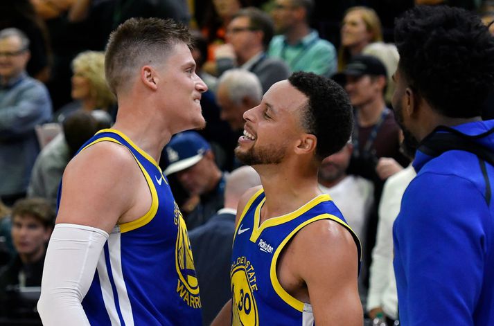 Jerebko og Curry fagna í leikslok.