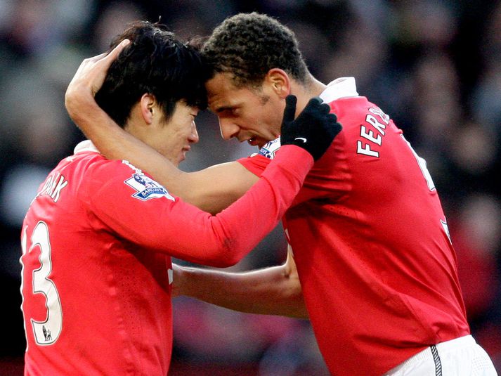 Rio Ferdinand talar hér við Ji-Sung Park.