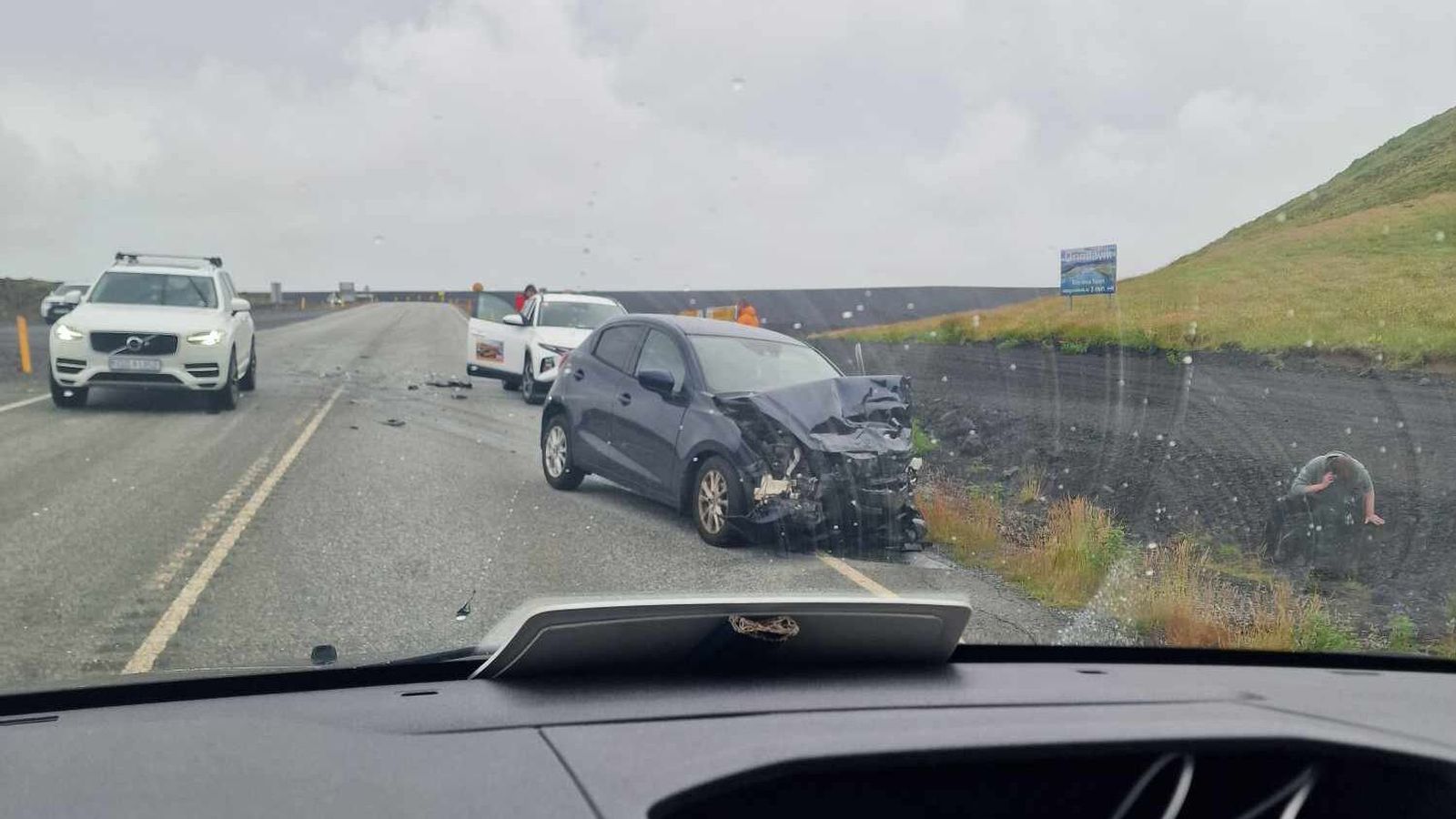Fimm fluttir til að­hlynningar eftir á­rekstur